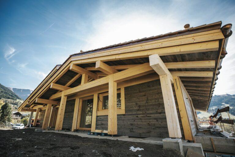 Charpente vue de l'exterieur dans une station en Savoie