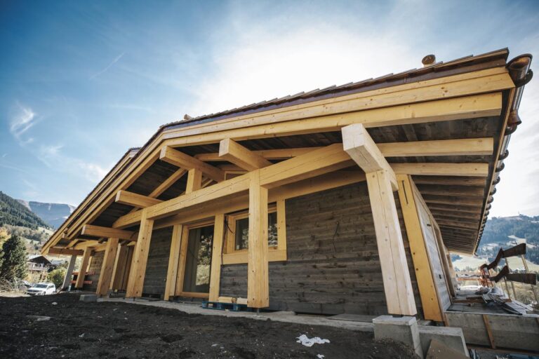 Charpente vue de l'exterieur dans une station en Savoie